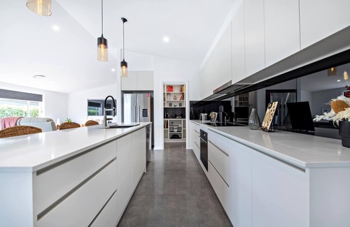 Butlers Falls Casa | Waterway Retreat | Serene Living, Entertains 8