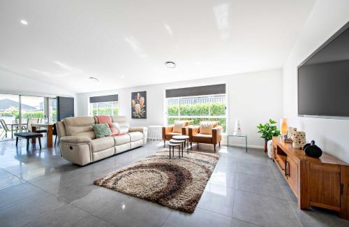 Dubbo Casa | Waterway Retreat - Serene Living, Entertains 8