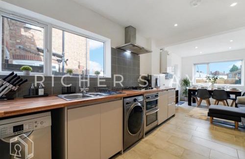 Watford Casa | Watford Large 5BR Home - Contractors & Families