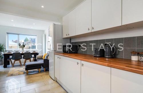 Watford Casa | Watford Large 5BR Home - Contractors & Families
