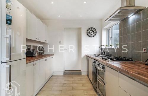 Watford Casa | Watford Large 5BR Home - Contractors & Families