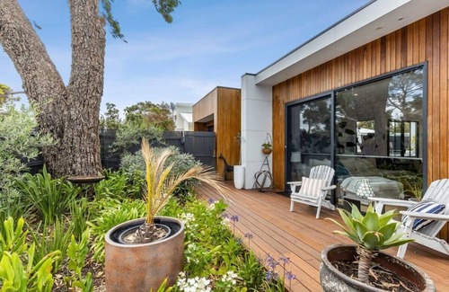 Barwon Heads Casa | Wattlebird Hideaway: Pet Friendly, 250m to River