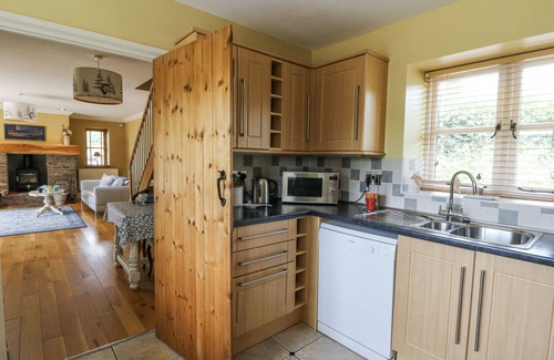 Brecon Cabaña | WAUN YSCIR, pet friendly, with hot tub in Brecon
