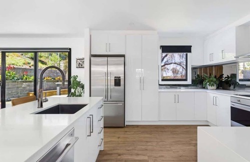 Rye Casa | Wave Haus Rye -spacious house with spa