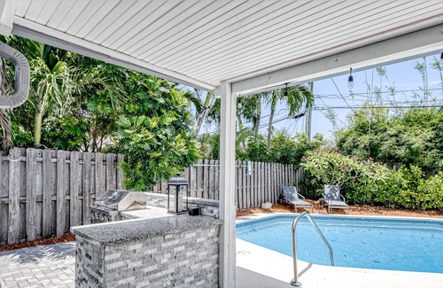 Coral Shores Casa | Wave n' Palm | House in Fort Lauderdale with turquoise pool