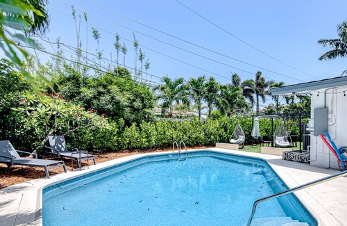 Coral Shores Casa | Wave n' Palm | House in Fort Lauderdale with turquoise pool