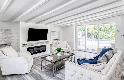Coral Shores Casa | Wave n' Palm | House in Fort Lauderdale with turquoise pool