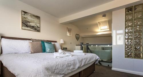 Flamborough Casa | Wavecrest Cottage, Hot Tub & Garden, Sleeps 8