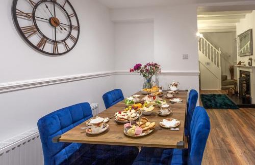 Flamborough Casa | Wavecrest Cottage, Hot Tub & Garden, Sleeps 8