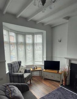 Flamborough Casa | Wavecrest Cottage, Hot Tub & Garden, Sleeps 8