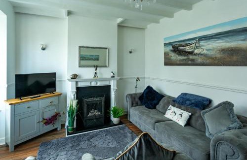 Flamborough Casa | Wavecrest Cottage, Hot Tub & Garden, Sleeps 8