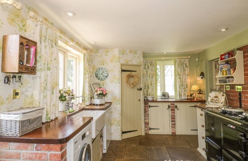 Weybread Cabaña | WAVENEY COTTAGE, pet friendly, character holiday cottage in Harleston