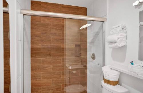 Pompano Beach Apartamento | Waves Beach Town 2BR Apartment With Balcony