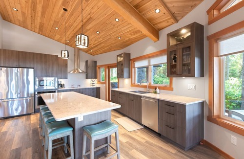 Tofino Casa | Waves End-Directly on Chesterman, Hot Tub, OD shower