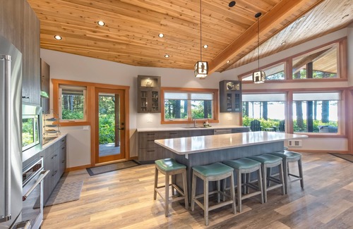 Tofino Casa | Waves End-Directly on Chesterman, Hot Tub, OD shower