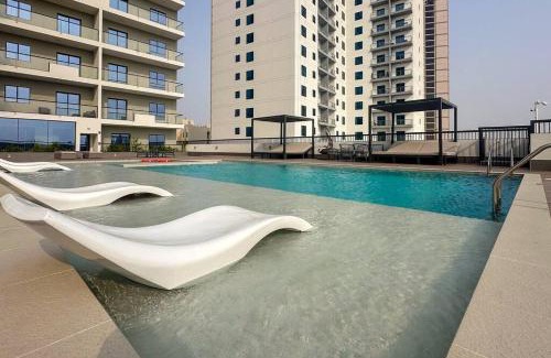 Dubai Apartamento | Waves - Stylish 1BR Close to IMG World & Global Village