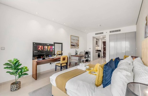 Dubai Investment Park Apartamento | Waves - Stylish Studio with Balcony in Dubai South