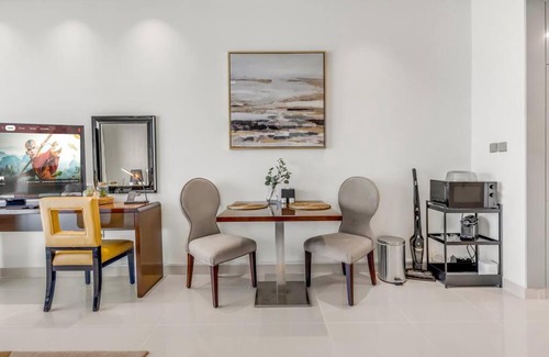 Dubai Investment Park Apartamento | Waves - Stylish Studio with Balcony in Dubai South