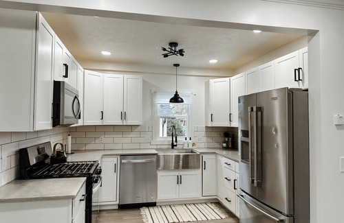 Syracuse Casa | Wawasee Lake Channel Cottage Newly Renovated
