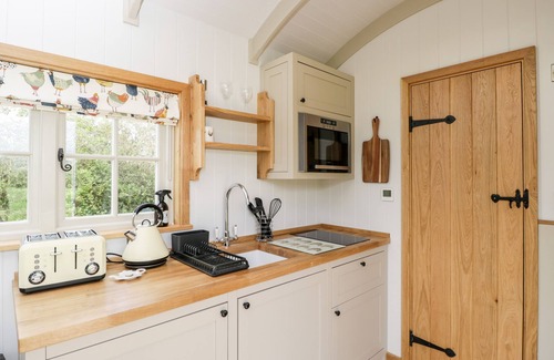 Uffington Cabaña | WAYLANDS, pet friendly, with open fire in Uffington