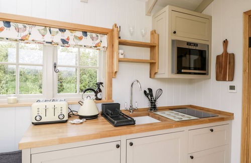 Uffington Cabaña | WAYLANDS, pet friendly, with open fire in Uffington