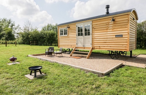 Uffington Cabaña | WAYLANDS, pet friendly, with open fire in Uffington