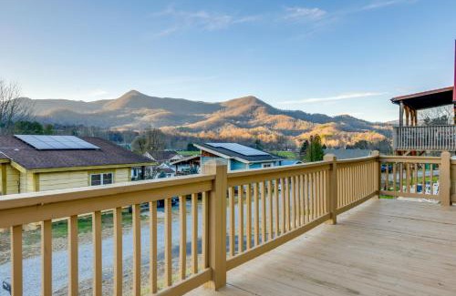 Waynesville Casa | Waynesville Cabin Rental with Mountain Views