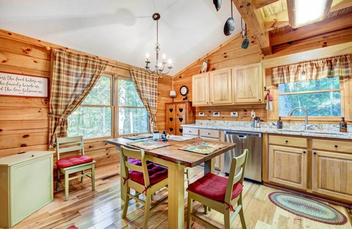 Waynesville Cabina | Waynesville Cabin w/ Covered Deck & Fire Pit!