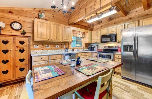 Waynesville Cabina | Waynesville Cabin w/ Covered Deck & Fire Pit!