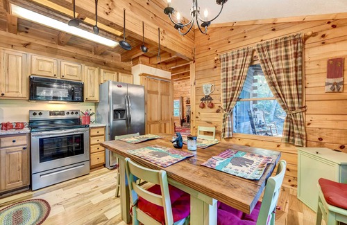 Waynesville Cabina | Waynesville Cabin w/ Covered Deck & Fire Pit!