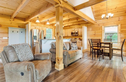 Waynesville Cabina | Waynesville Romantic Hideaway w/ Private Hot Tub