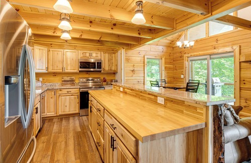 Waynesville Cabina | Waynesville Romantic Hideaway w/ Private Hot Tub