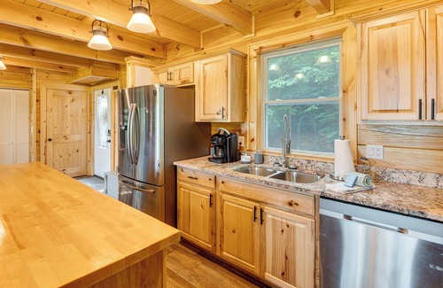 Waynesville Cabina | Waynesville Romantic Hideaway w/ Private Hot Tub
