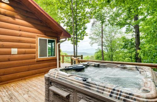 Waynesville Casa | Waynesville Romantic Hideaway with Private Hot Tub