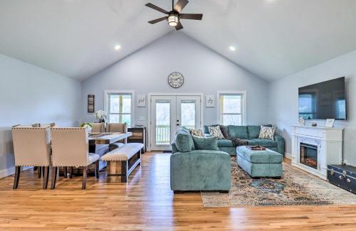 Waynesville Casa | Waynesville Smart Cabin with Hot Tub and Views!