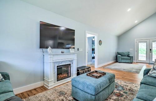 Waynesville Casa | Waynesville Smart Cabin with Hot Tub and Views!