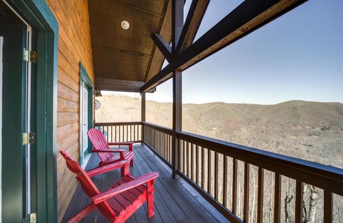 Settlers Ridge Casa | Waynesville Vacation Rental with Mountain Views!