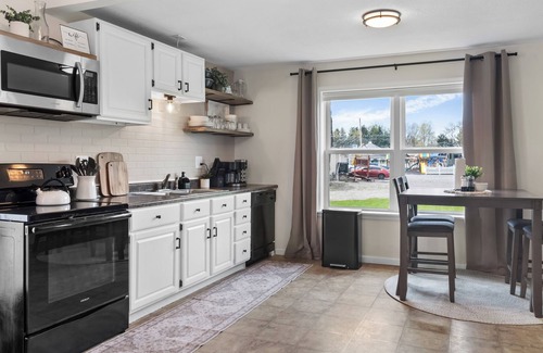 Columbiana Casa | Wayside Getaway with cozy patio & private hot tub!