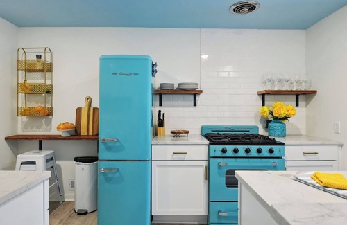 Wayzata Casa | Wayzata Colorful Home w/ Office!