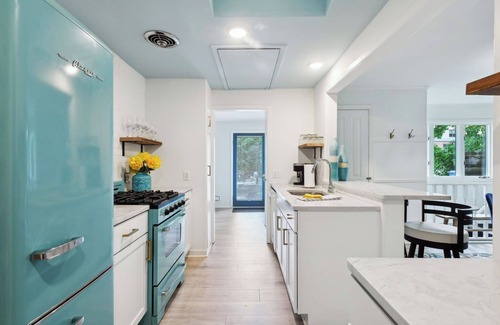 Wayzata Casa | Wayzata Colorful Home w/ Office!