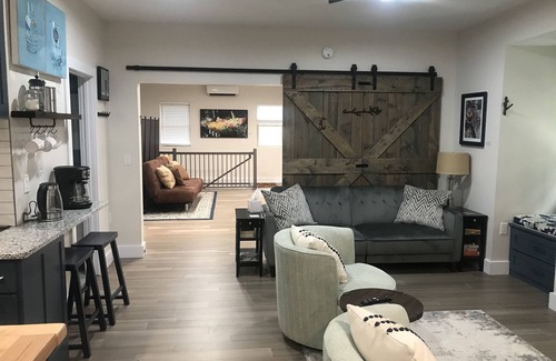 State College Apartamento | WE ARE! 2 miles to Beaver Stadium! Private Deck-Grill