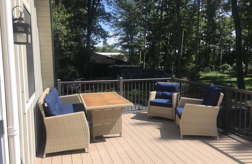 State College Apartamento | WE ARE! 2 miles to Beaver Stadium! Private Deck-Grill