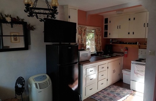Happy Camp Chalet De Esquí | We have Cabins w/kitchenettes & RV spaces with full hookups!