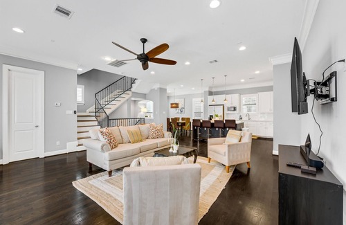 Shady Acres Casa | We Have Electricity! Luxury Home in The Heights! Pet Friendly, Sleeps 8