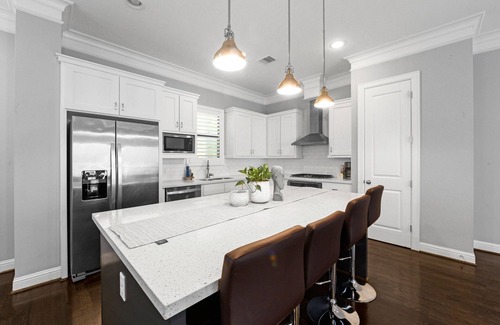 Shady Acres Casa | We Have Electricity! Luxury Home in The Heights! Pet Friendly, Sleeps 8