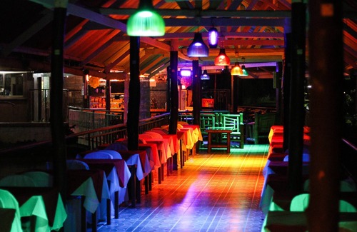 Calamba Casa | Ofrecemos alojamiento en hotel de primera clase con restaurante, bar y área de funciones.
