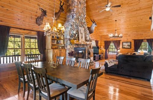 Thompsonville Casa | Weatherwood - Gorgeous Luxury Cabin With Spa!