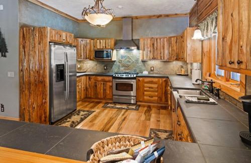 Thompsonville Casa | Weatherwood - Gorgeous Luxury Cabin With Spa!