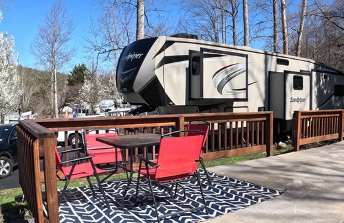 Pittman Center Alquiler De RV | Webb Creek Camper Lot – Smoky TN