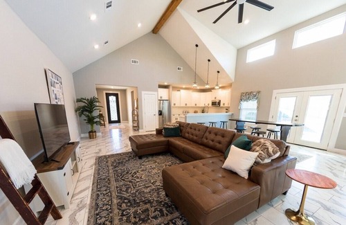 Azle Casa | Wedding, family reunion, or family getaway! Brand new home minutes to Stockyards